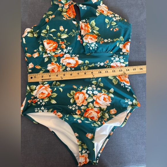 Cupshe Womens One Piece Swimsuit SZ XL Green Floral Scalloped Criss Cross Back - Picture 11 of 12